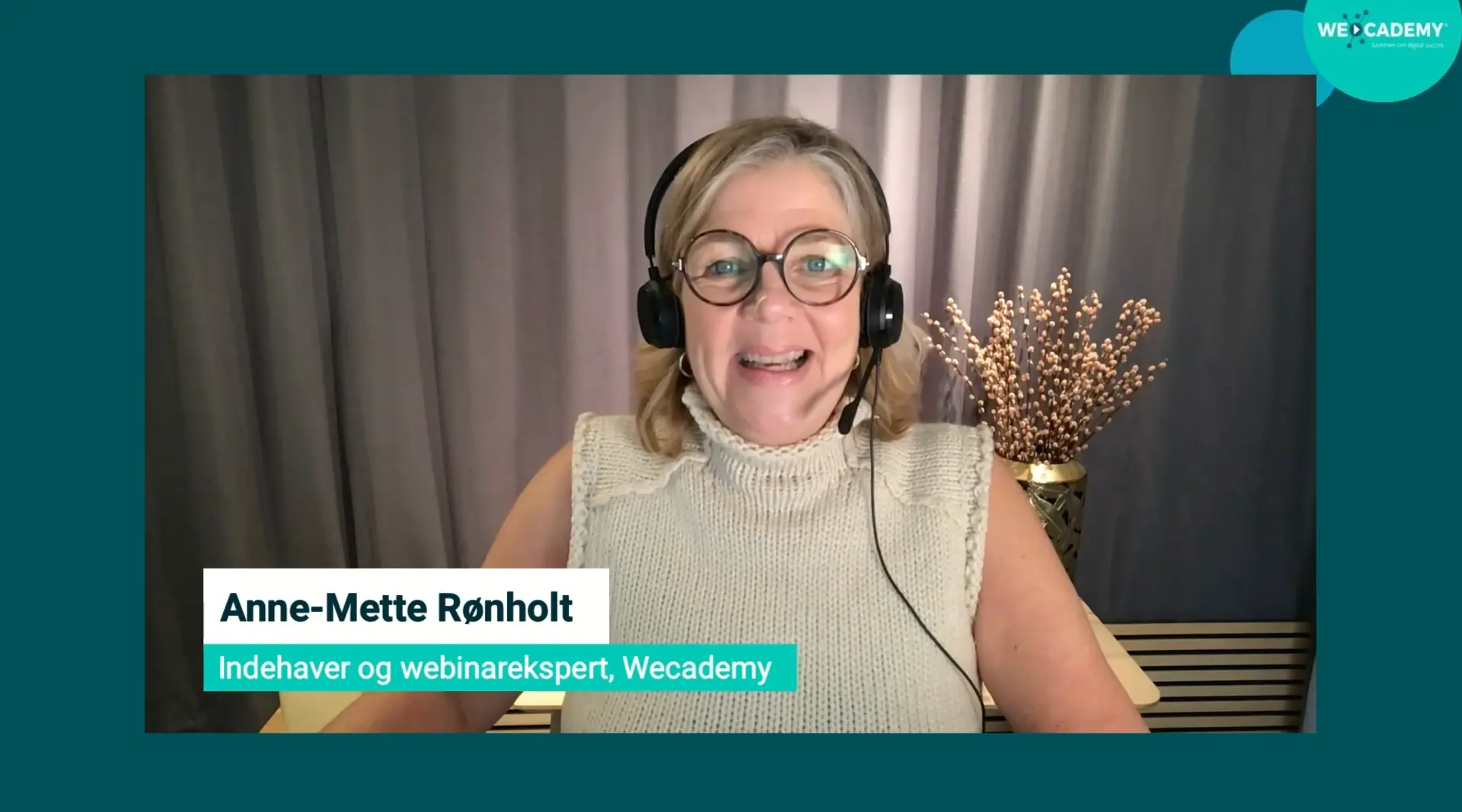 Anne-Mette Rønholt i arbejde med en online produktion